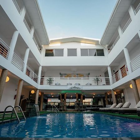 Runway Hotel Piarco 외부 사진