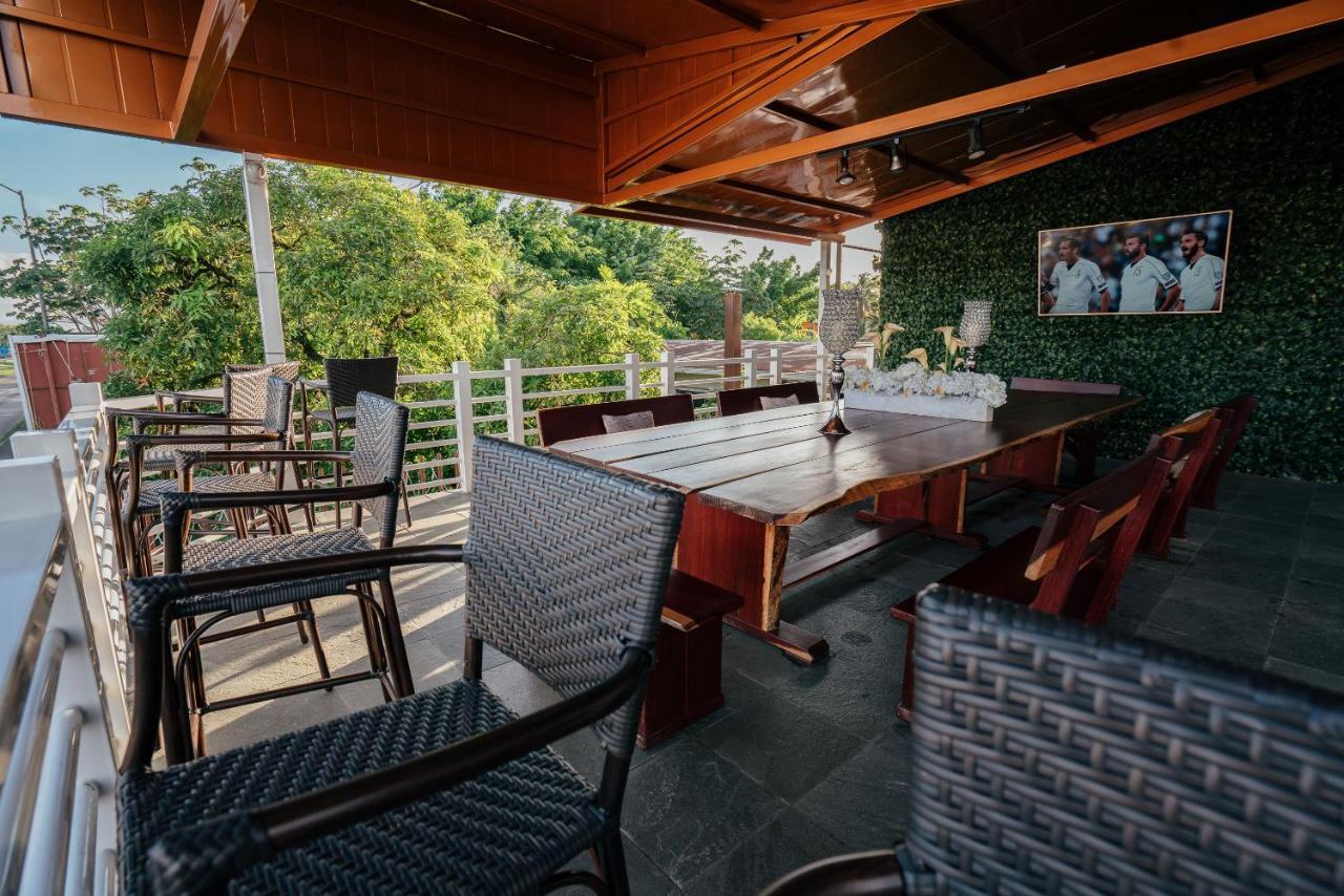 Runway Hotel Piarco 외부 사진