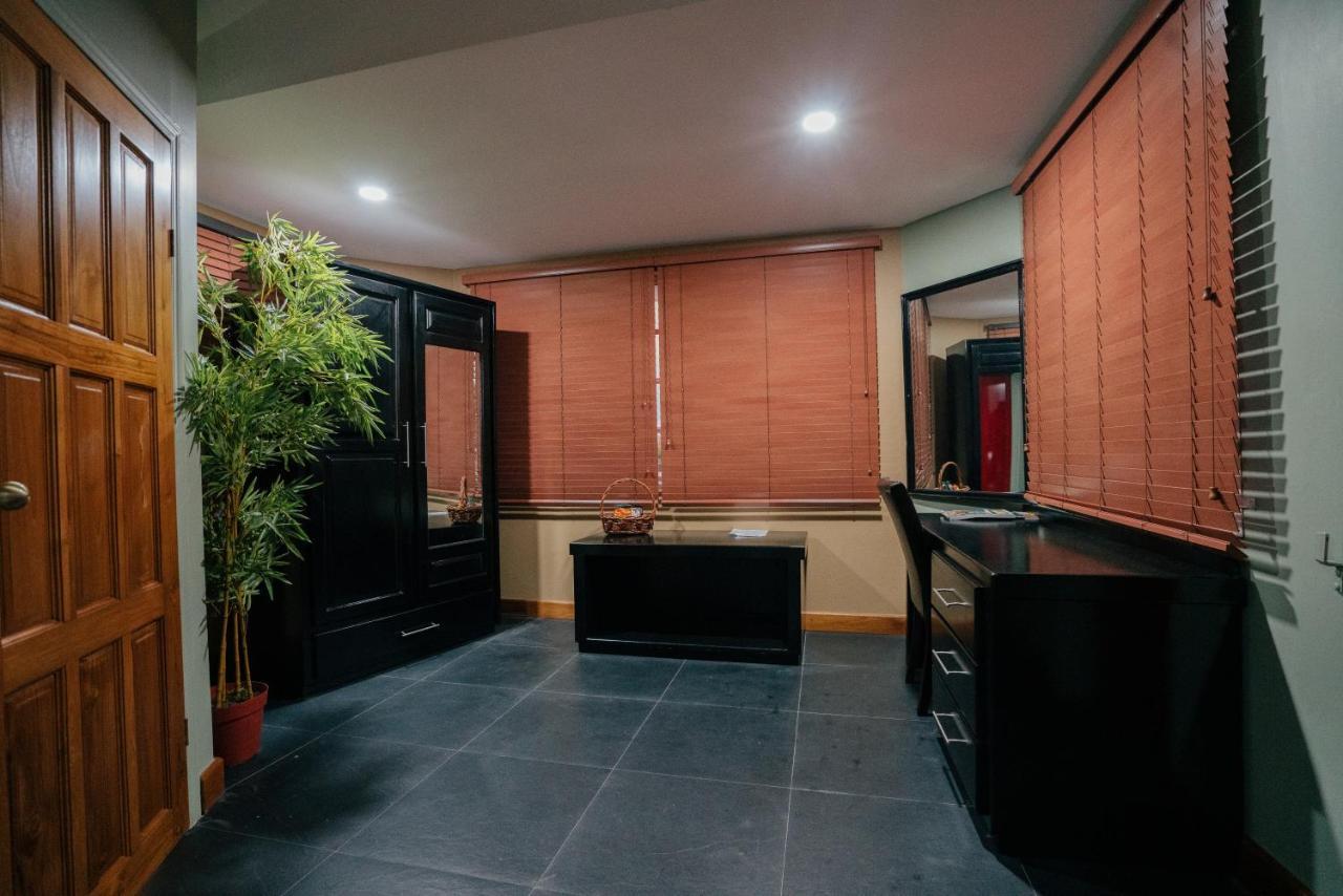 Runway Hotel Piarco 외부 사진