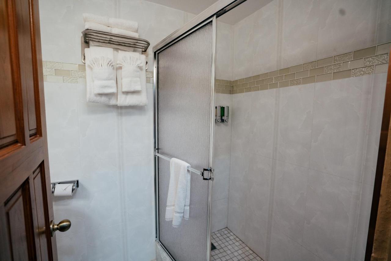Runway Hotel Piarco 외부 사진