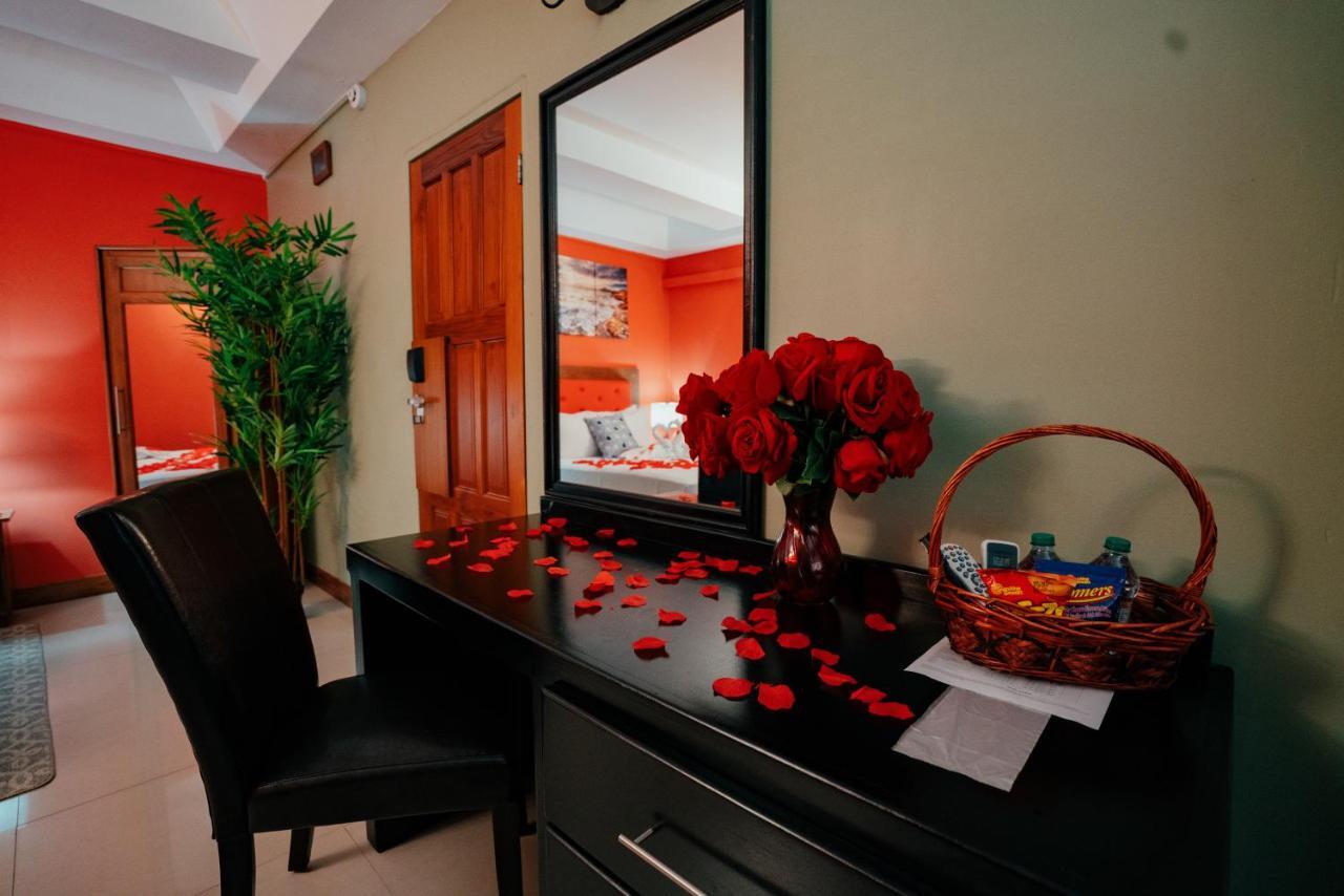 Runway Hotel Piarco 외부 사진