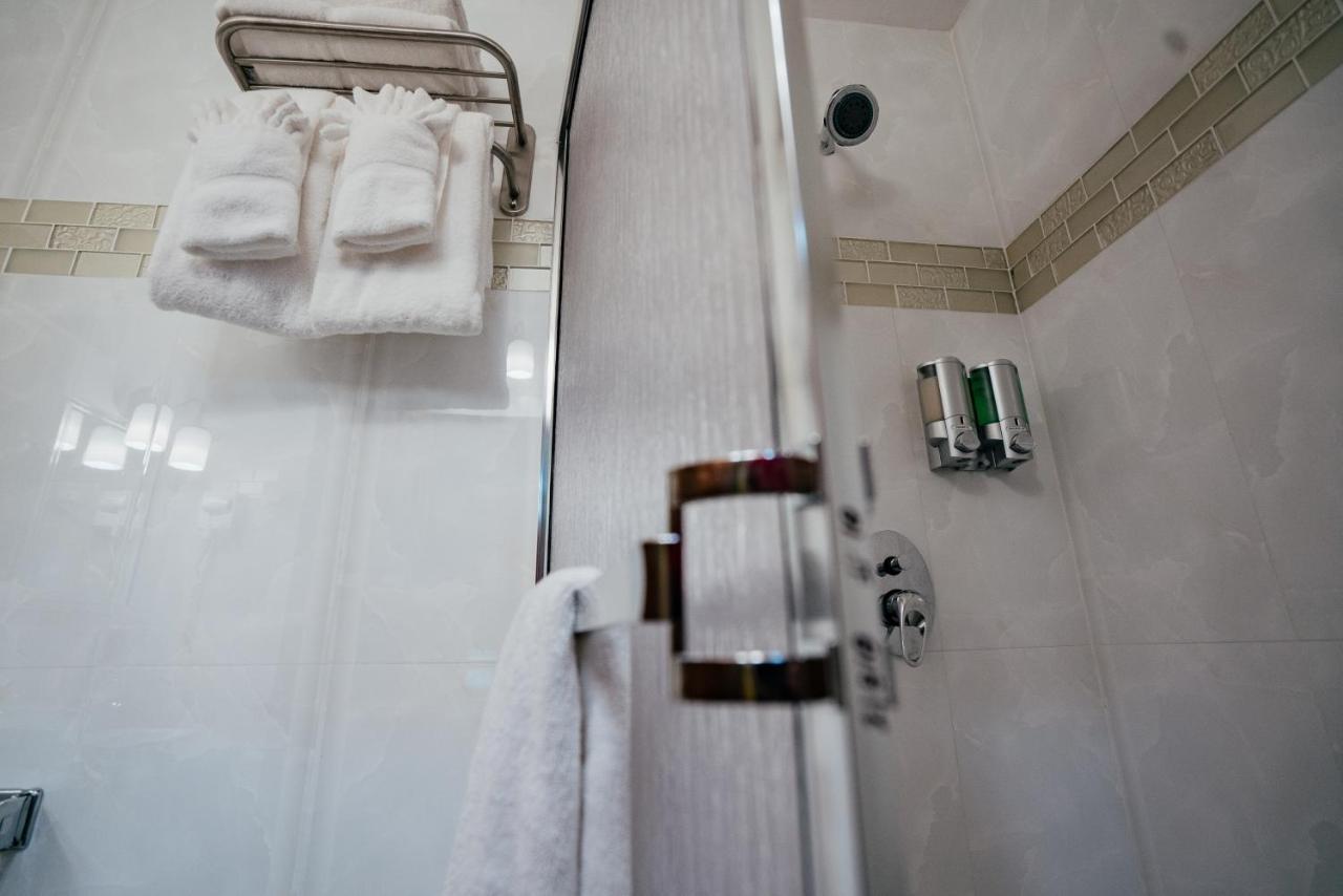Runway Hotel Piarco 외부 사진
